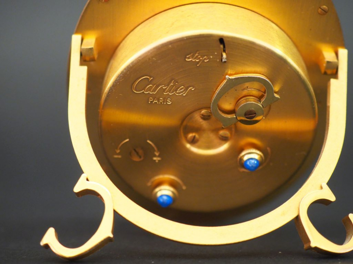 CARTIER,Paris Pendulette de table de forme ovale en laiton doré et imi