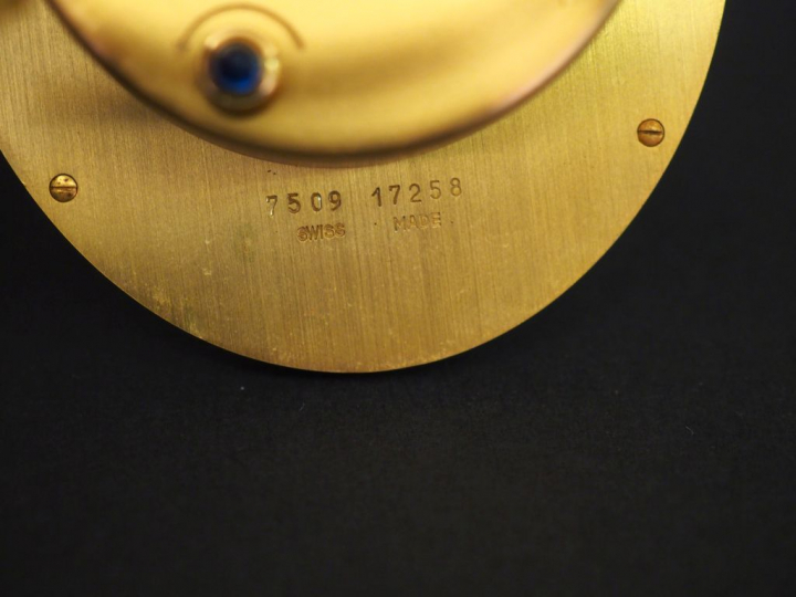 CARTIER,Paris Pendulette de table de forme ovale en laiton doré et imi