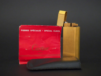 Vente aux enchères CARTIER, Paris Briquet à pans coupés en plaqué or, à décor de cannelur