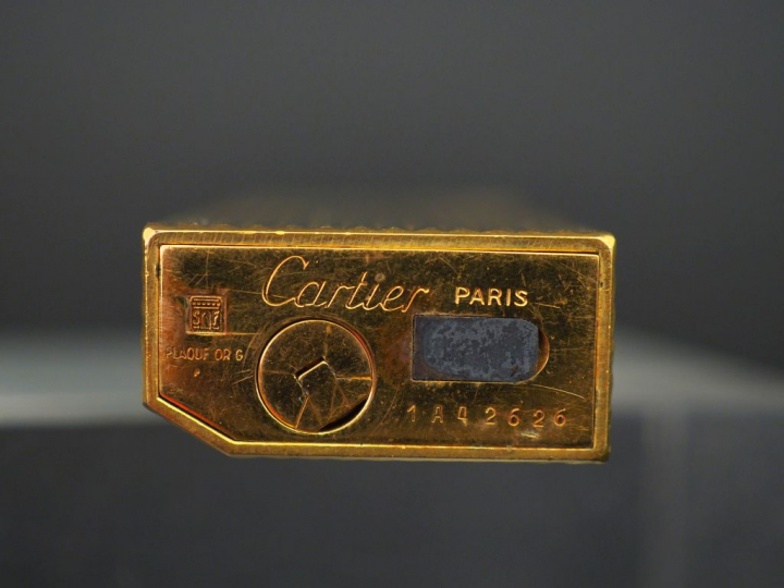 CARTIER, Paris Briquet à pans coupés en plaqué or, à décor de cannelur