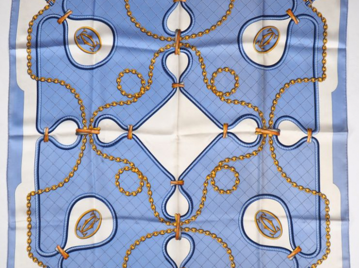 CARTIER, Must Foulard probablement en soie, à dominante bleu et or sur