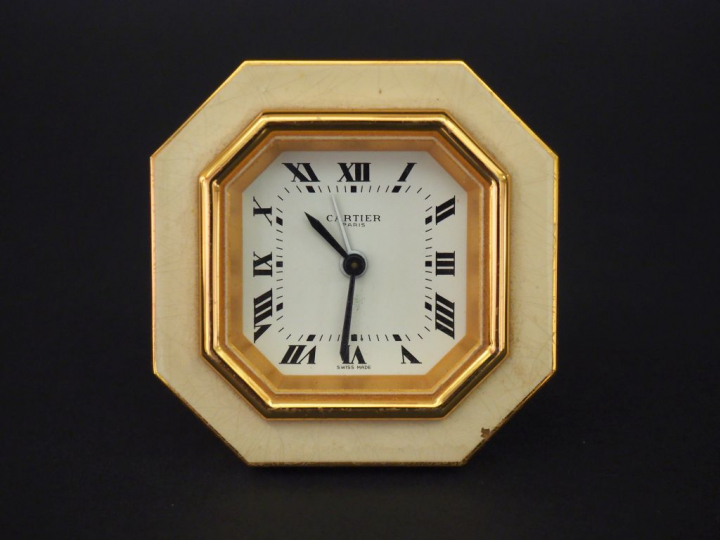 CARTIER, Paris Pendulette de table de forme octogonale en laiton doré 