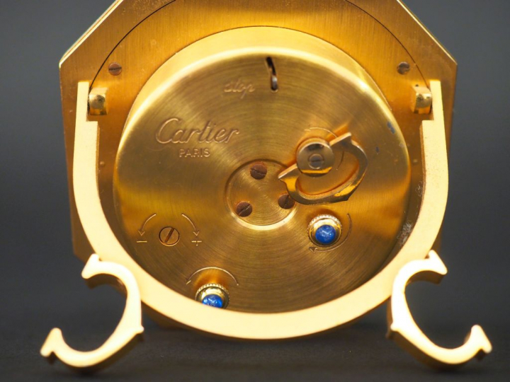 CARTIER, Paris Pendulette de table de forme octogonale en laiton doré 