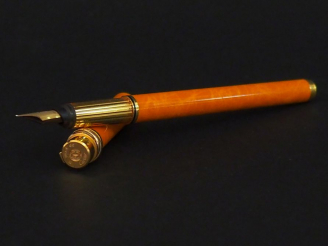 Vente aux enchères CARTIER, Must Stylo plume en plaqué or et laque orange.  Plume en or j