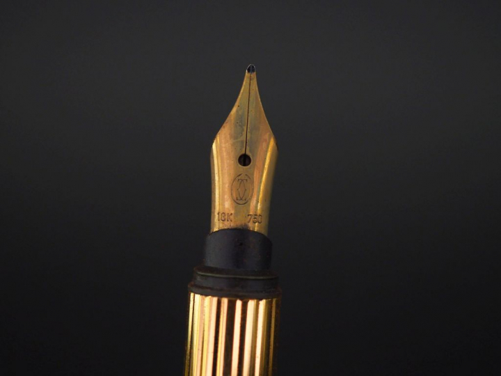 CARTIER, Must Stylo plume en plaqué or et laque orange.  Plume en or j