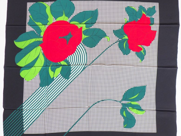 Pierre BALMAIN Foulard en soie polychrome, à décor de roses rouges sur