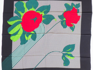 Vente aux enchères Pierre BALMAIN Foulard en soie polychrome, à décor de roses rouges sur