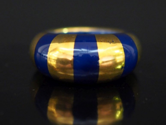 Vente aux enchères BERNARDAUD, Limoges Bague dôme en porcelaine bleu nuit rehaussée d'or.