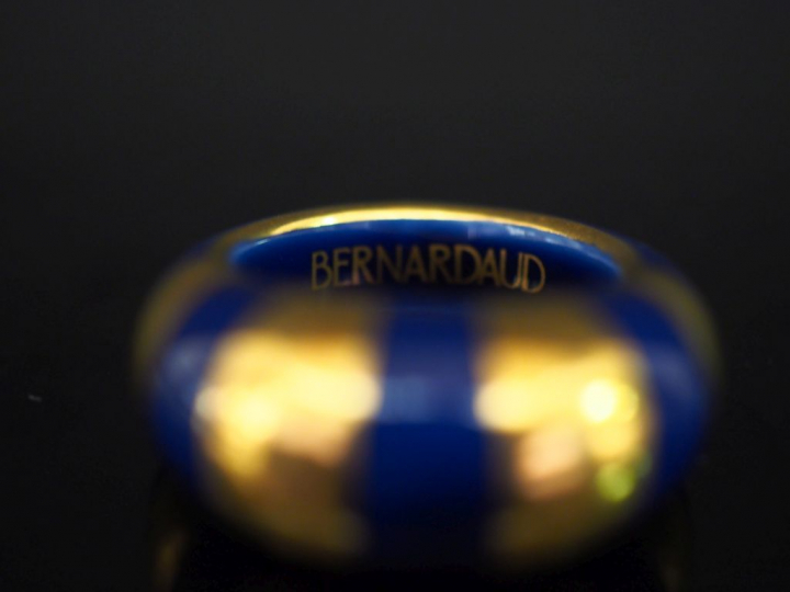BERNARDAUD, Limoges Bague dôme en porcelaine bleu nuit rehaussée d'or.