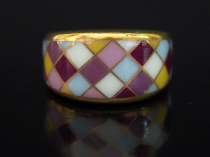 BERNARDAUD, Limoges Bague en porcelaine polychrome, à décor bayadère. 