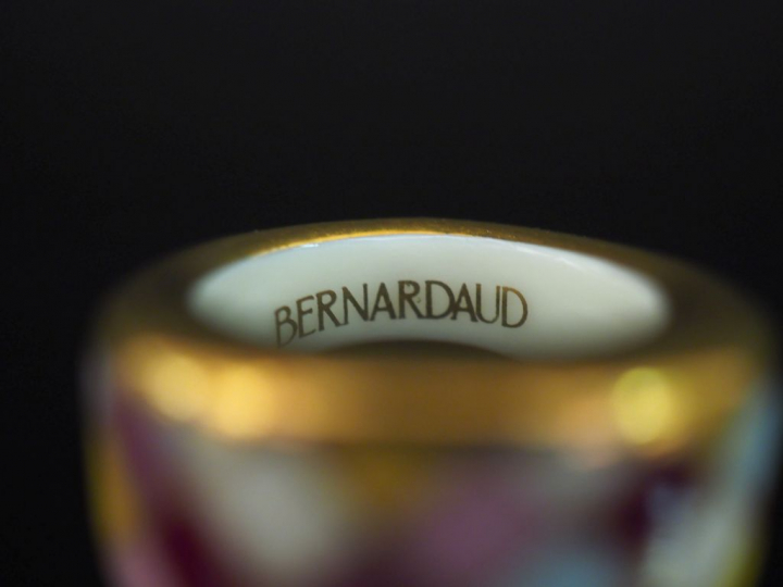 BERNARDAUD, Limoges Bague en porcelaine polychrome, à décor bayadère. 