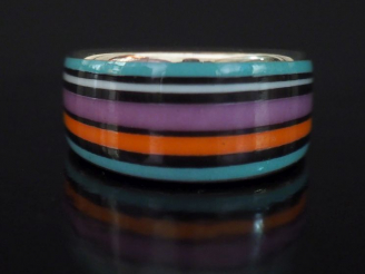 Vente aux enchères BERNARDAUD, Limoges Bague dôme en porcelaine polychrome rehaussé d'or,