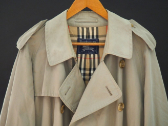 Vente aux enchères BURBERRYS,  Trench en coton avec sa ceinture.