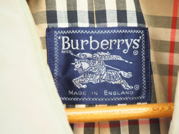 BURBERRYS,  Trench en coton avec sa ceinture.