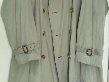 BURBERRYS,  Trench en coton avec sa ceinture.