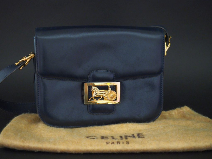 CELINE,  Sac bandoulière en cuir lisse bleu marine. Fermeture à rabat.