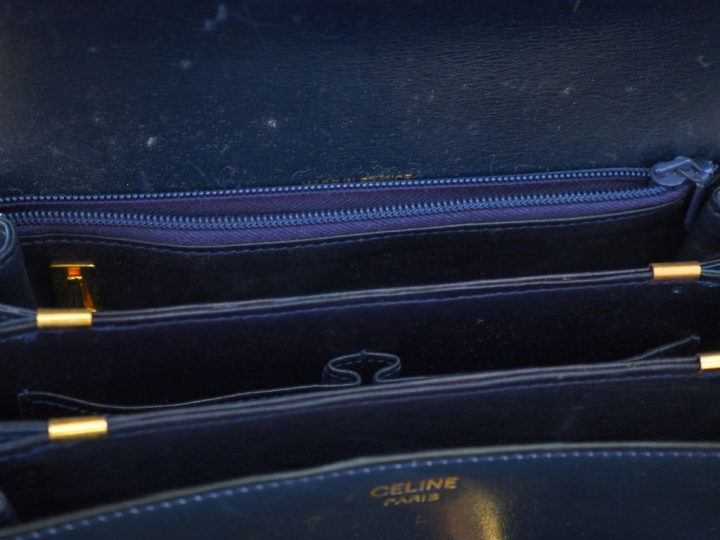 CELINE,  Sac bandoulière en cuir lisse bleu marine. Fermeture à rabat.