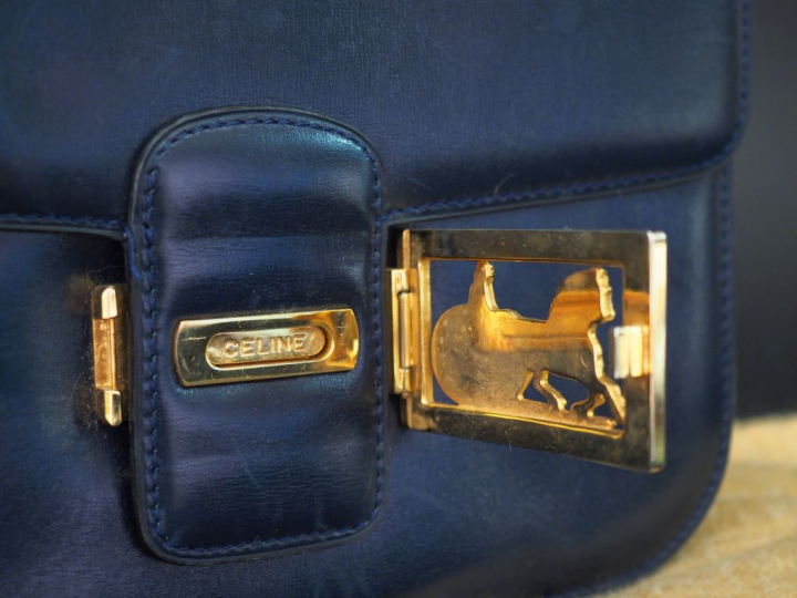 CELINE,  Sac bandoulière en cuir lisse bleu marine. Fermeture à rabat.