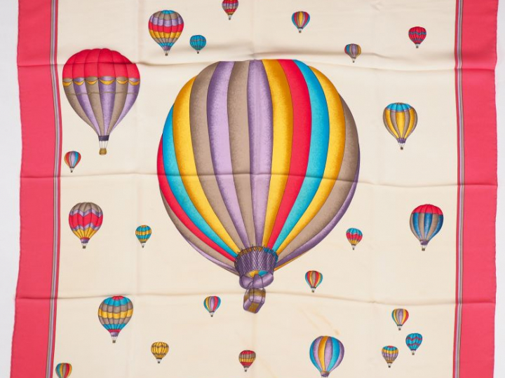 CELINE, Paris Foulard en soie polychrome, à décor de montgolfières. Si