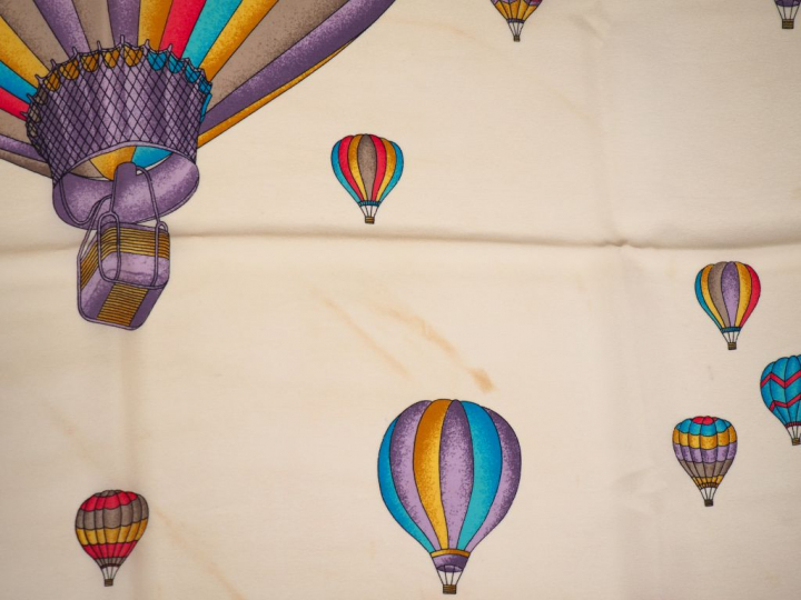 CELINE, Paris Foulard en soie polychrome, à décor de montgolfières. Si