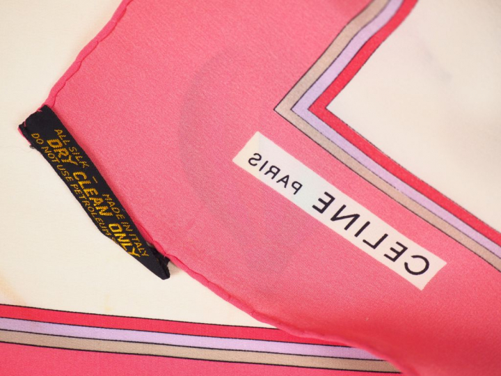 CELINE, Paris Foulard en soie polychrome, à décor de montgolfières. Si