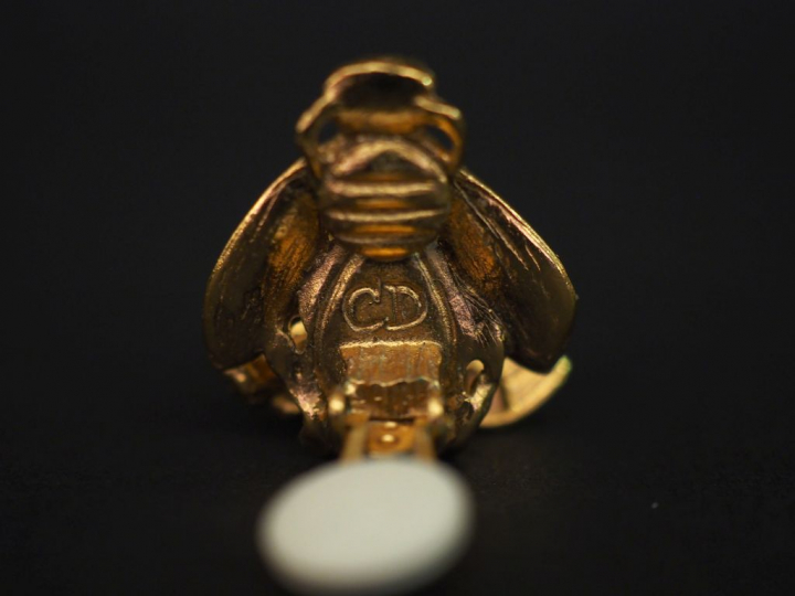 Christian DIOR Paire de clips d'oreille en métal doré en forme d'abeil