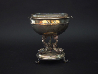 Vente aux enchères Christian DIOR Présentoir à caviar en métal argenté.  Fût, à décor de 