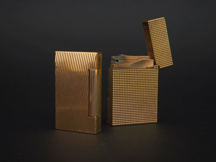 Ensemble comprenant deux différents briquets Dupont. L'un, à décor de 