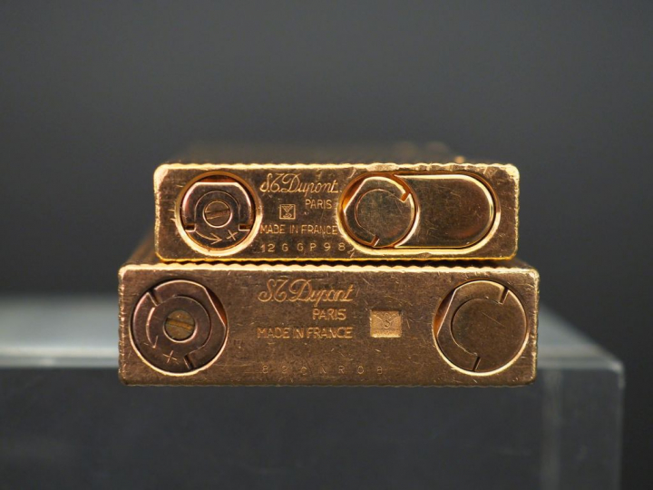Ensemble comprenant deux différents briquets Dupont. L'un, à décor de 