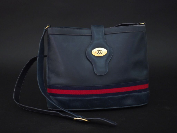 GUCCI, Italy Sac bandoulière en cuir bleu marine, agrémenté d'un galon