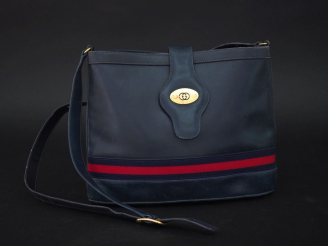 Vente aux enchères GUCCI, Italy Sac bandoulière en cuir bleu marine, agrémenté d'un galon