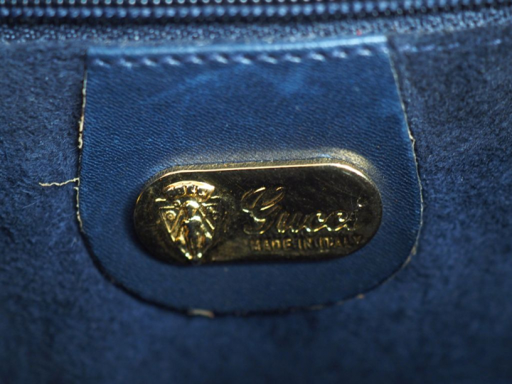 GUCCI, Italy Sac bandoulière en cuir bleu marine, agrémenté d'un galon