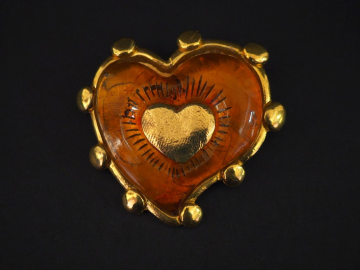 Jacky de G, Paris Broche en métal doré et composition orange, en forme