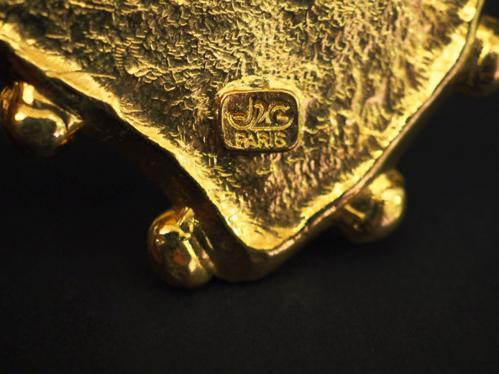 Jacky de G, Paris Broche en métal doré et composition orange, en forme