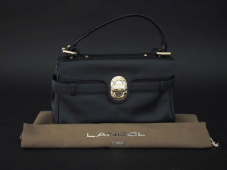 Vente aux enchères LANCEL, Paris Sac à malice en cuir lisse noir.  Fermeture à rabat.  In