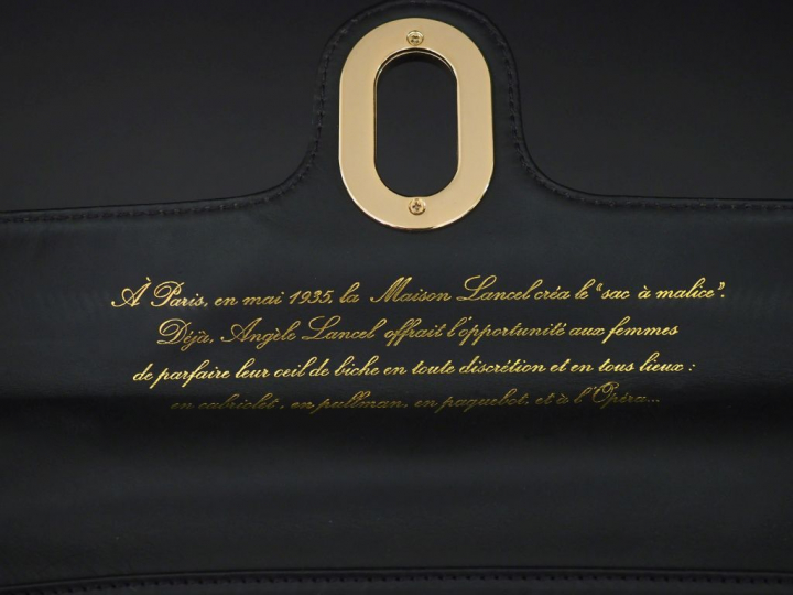 LANCEL, Paris Sac à malice en cuir lisse noir.  Fermeture à rabat.  In