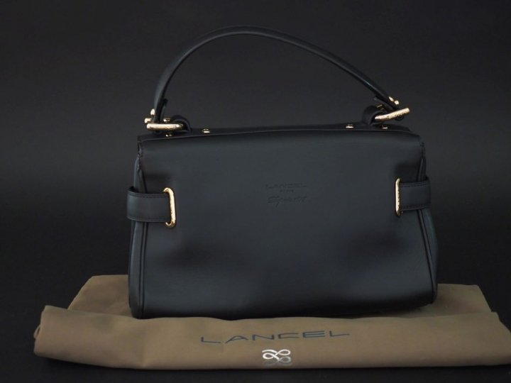 LANCEL, Paris Sac à malice en cuir lisse noir.  Fermeture à rabat.  In