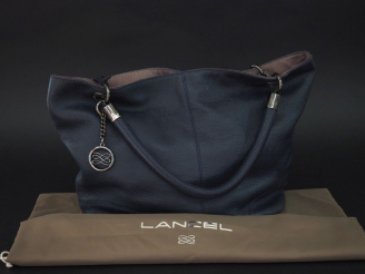 Vente aux enchères LANCEL, Paris Sac French Flair en cuir grainé bleu marine.  Fermeture 