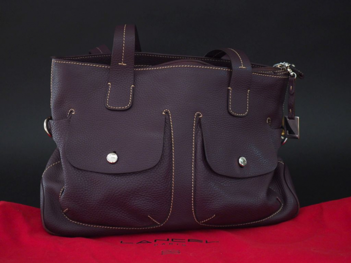 LANCEL, Paris Sac à mains en cuir grainé de couleur prune.  Deux poche