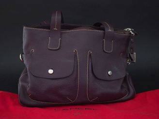Vente aux enchères LANCEL, Paris Sac à mains en cuir grainé de couleur prune.  Deux poche