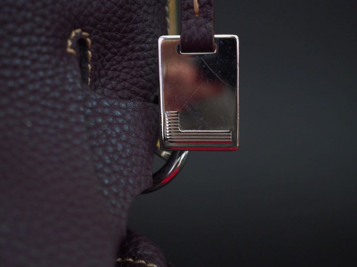 LANCEL, Paris Sac à mains en cuir grainé de couleur prune.  Deux poche