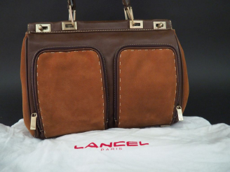 Vente aux enchères LANCEL, Paris Sac Balancel en cuir et nubuck marron.  Deux poches exér