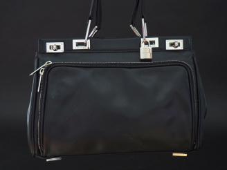Vente aux enchères LANCEL, Paris Sac à mains balancel en cuir lisse noir.  Grande poche e