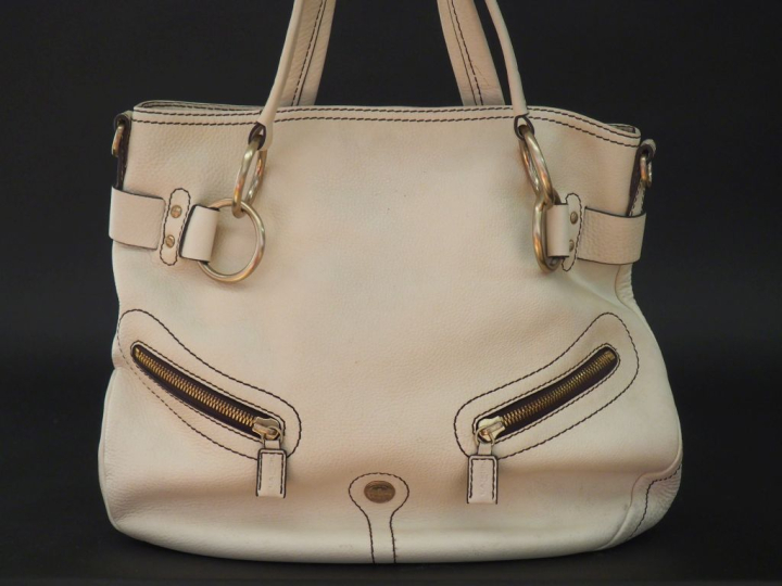 LANCEL, Paris Sac à mains en cuir grainé crème.  Deux poches zippées à