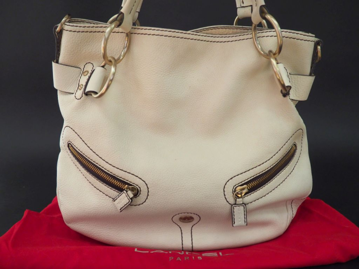 LANCEL, Paris Sac à mains en cuir grainé crème.  Deux poches zippées à
