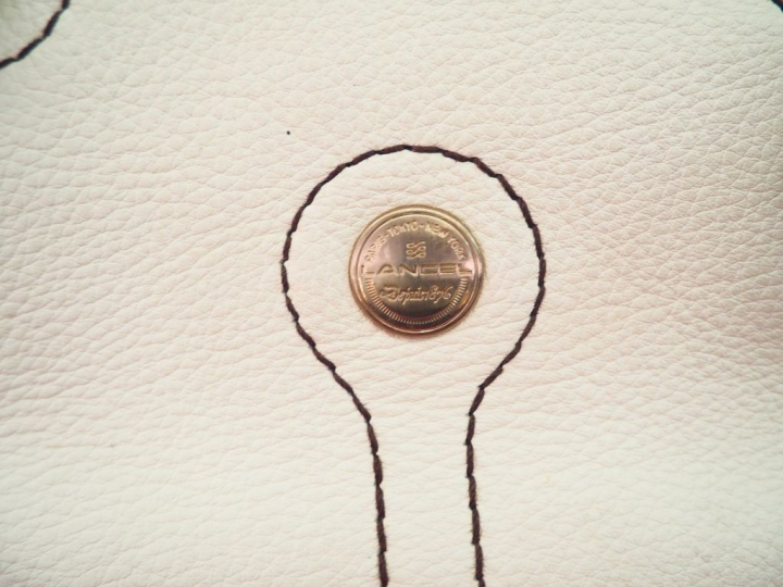 LANCEL, Paris Sac à mains en cuir grainé crème.  Deux poches zippées à