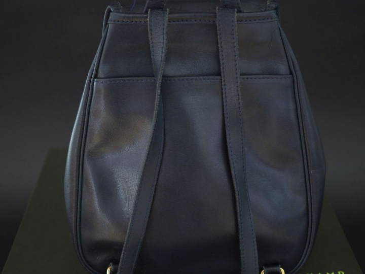 LONGCHAMP,  Sac à dos en cuir bleu marine.  Fermeture à rabat et press