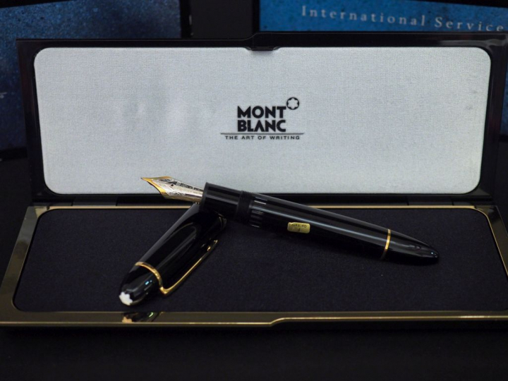 MONTBLANC,  Stylo plume en résine noir et métal doré.  Plume deux tons