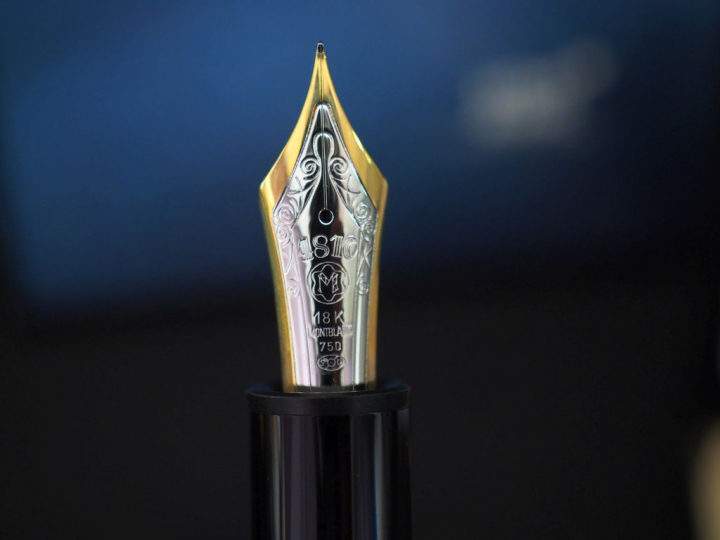 MONTBLANC,  Stylo plume en résine noir et métal doré.  Plume deux tons