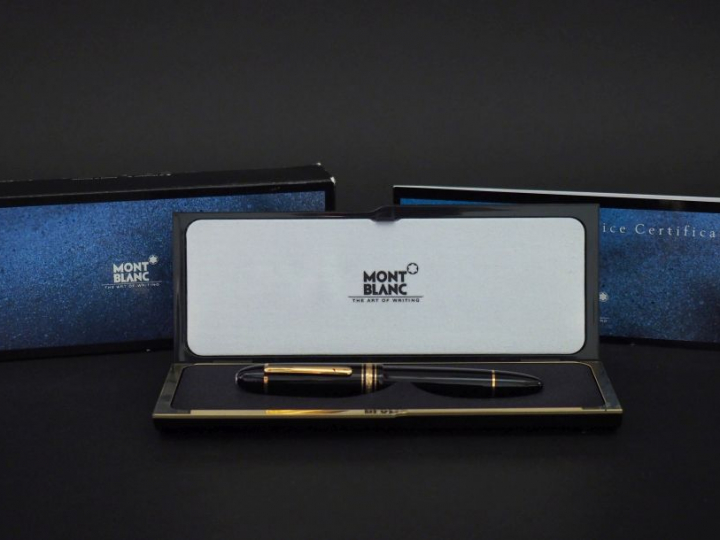 MONTBLANC,  Stylo plume en résine noir et métal doré.  Plume deux tons